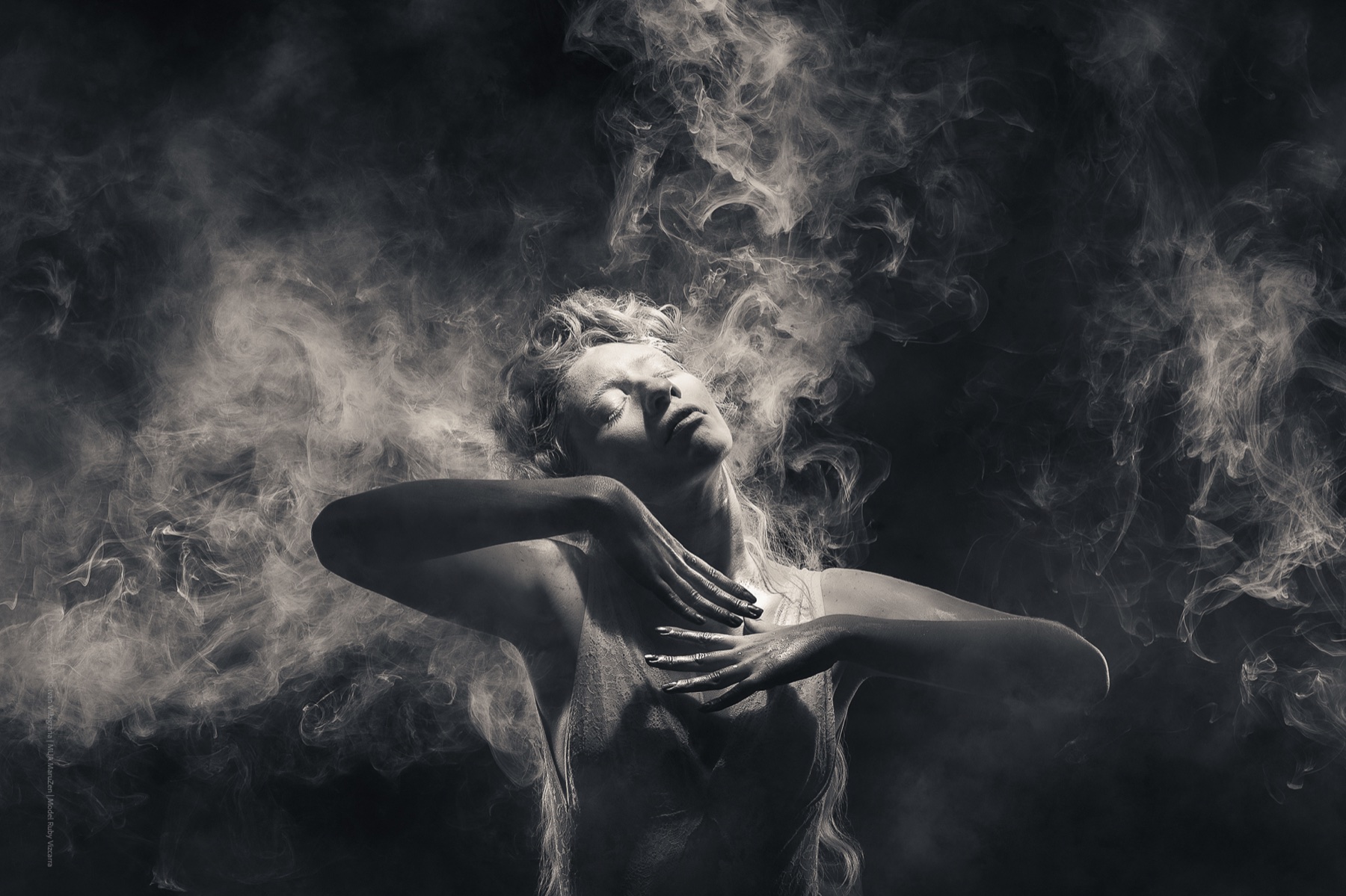 Despertar al origen · retrato entre humo y sombra