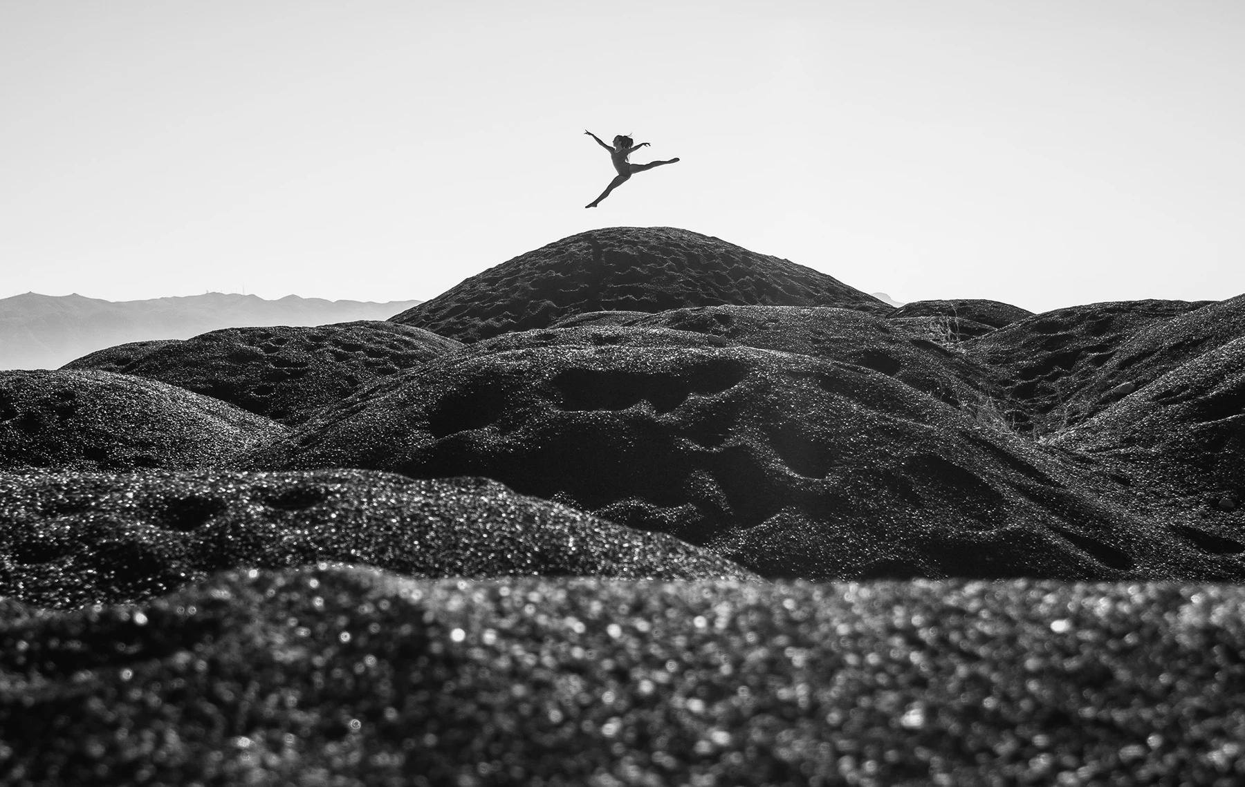 Bailarina saltando entre las montañas · México ArteNativo