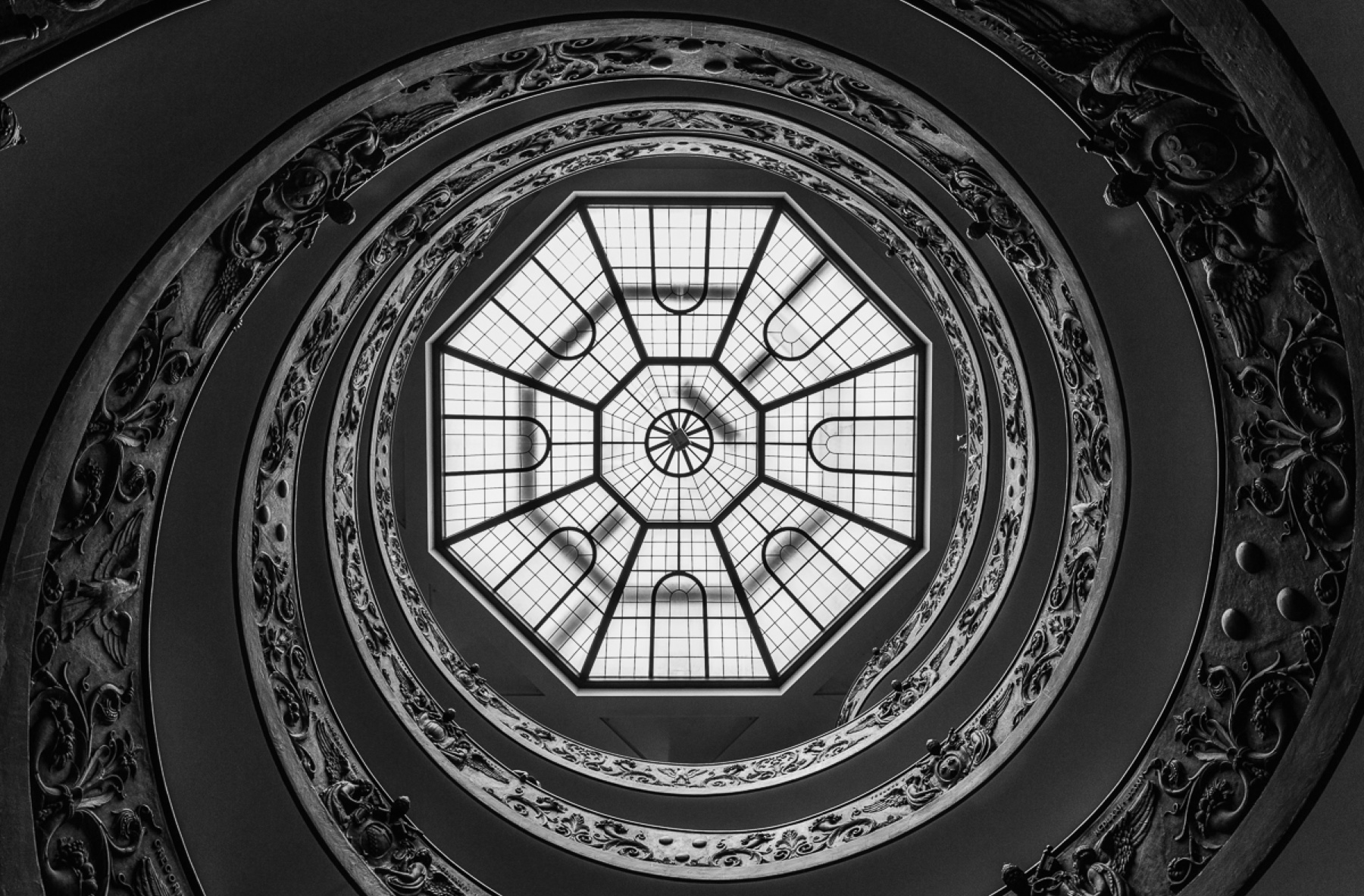Cúpula arquitectónica en blanco y negro