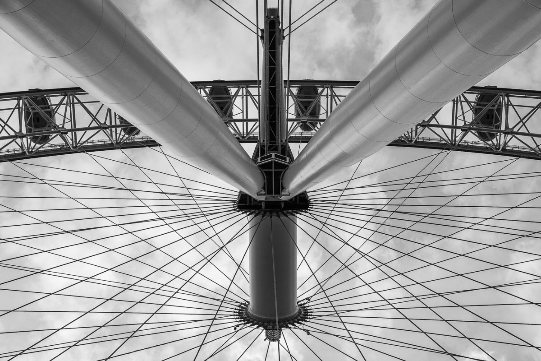 Estructura de una rueda monumental en blanco y negro