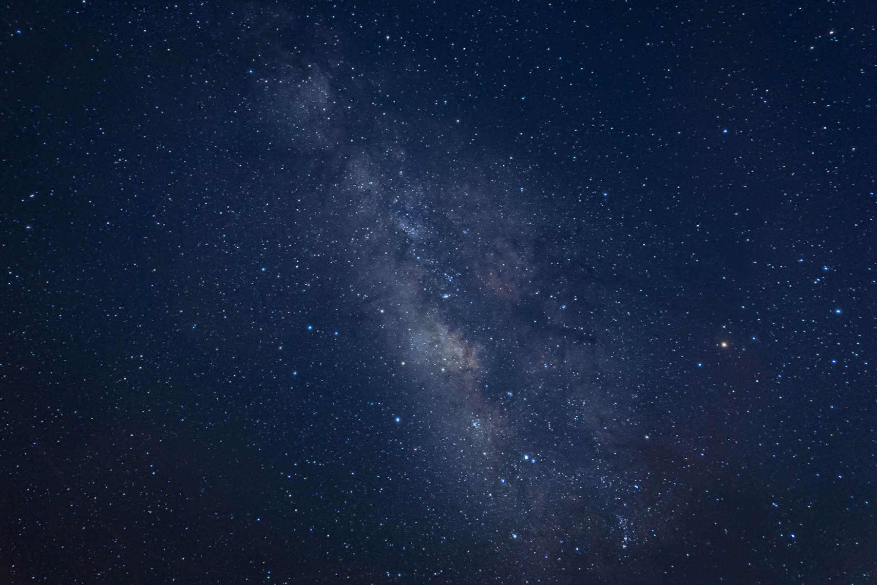 Vía Láctea sobre el cielo nocturno