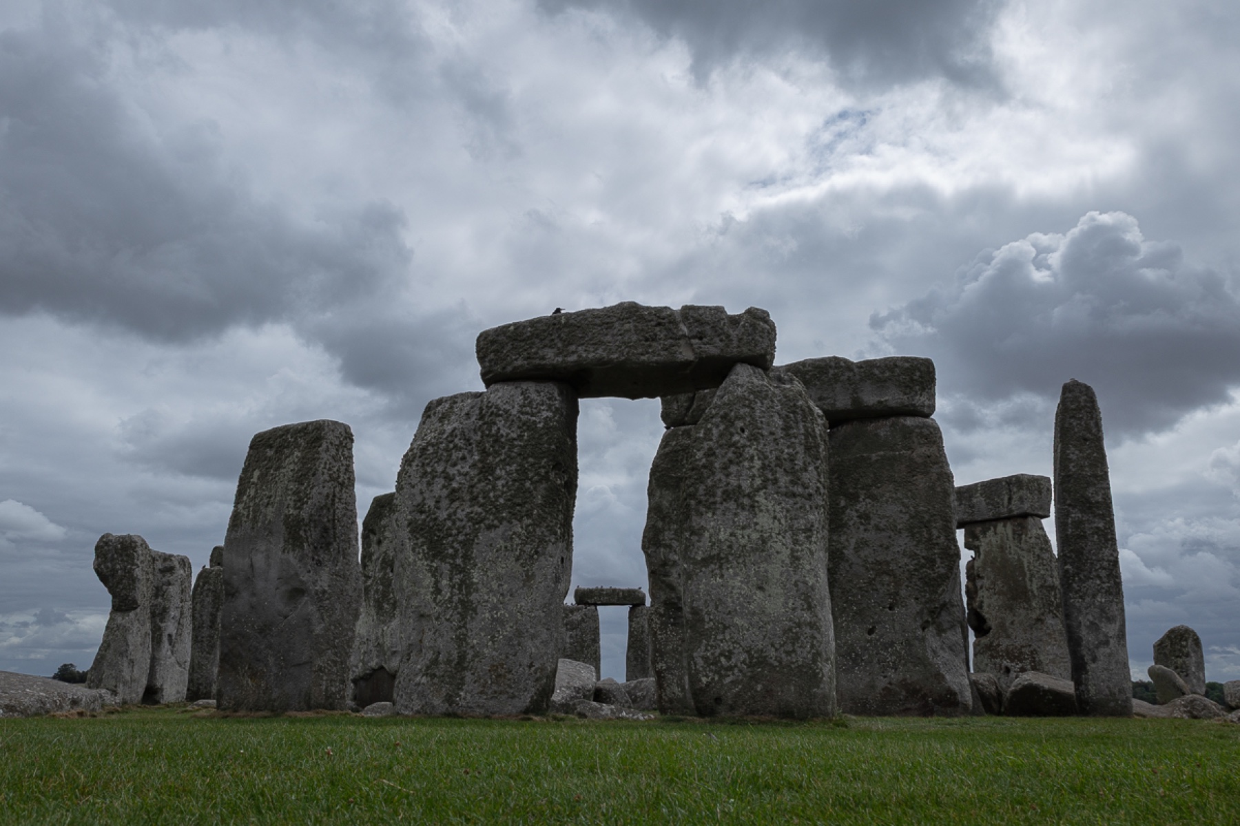 Piedras de Stonehenge bajo un cielo cubierto