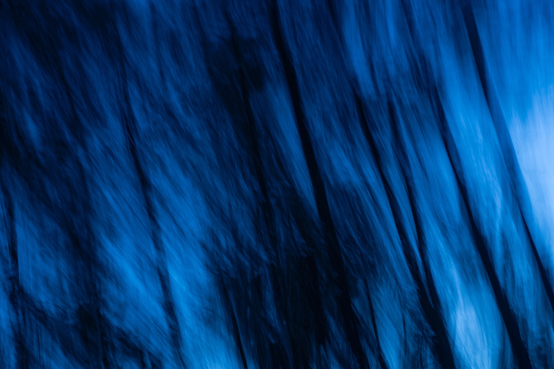 Abstracción azul creada con movimiento de cámara