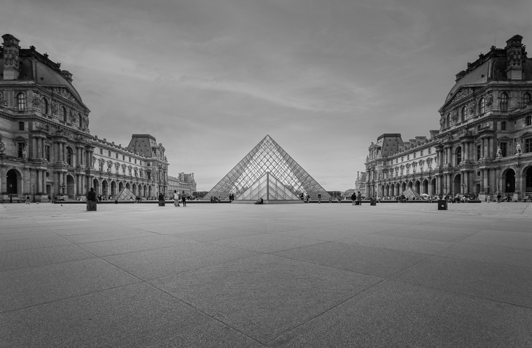Pirámide y arquitectura en blanco y negro