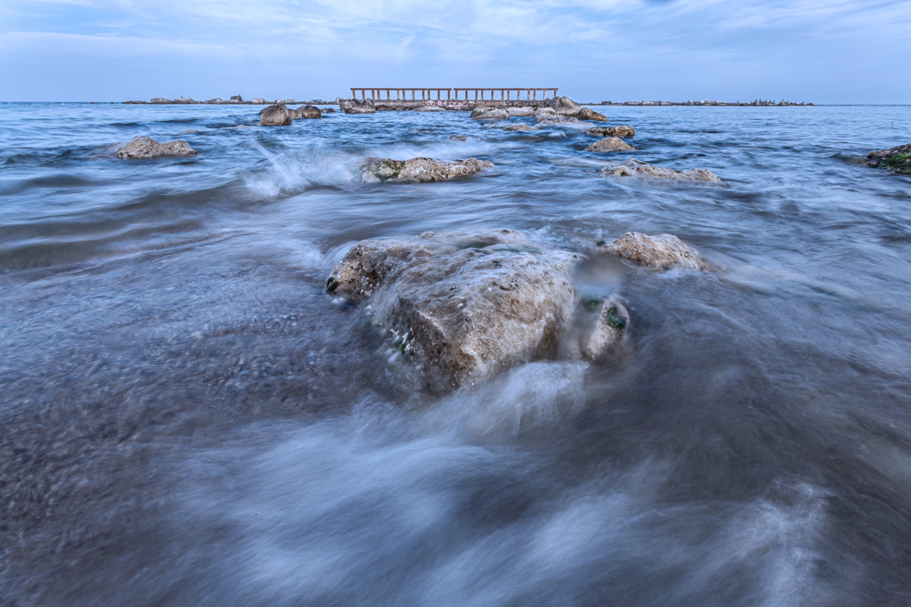 Agua de larga exposición deslizándose entre rocas