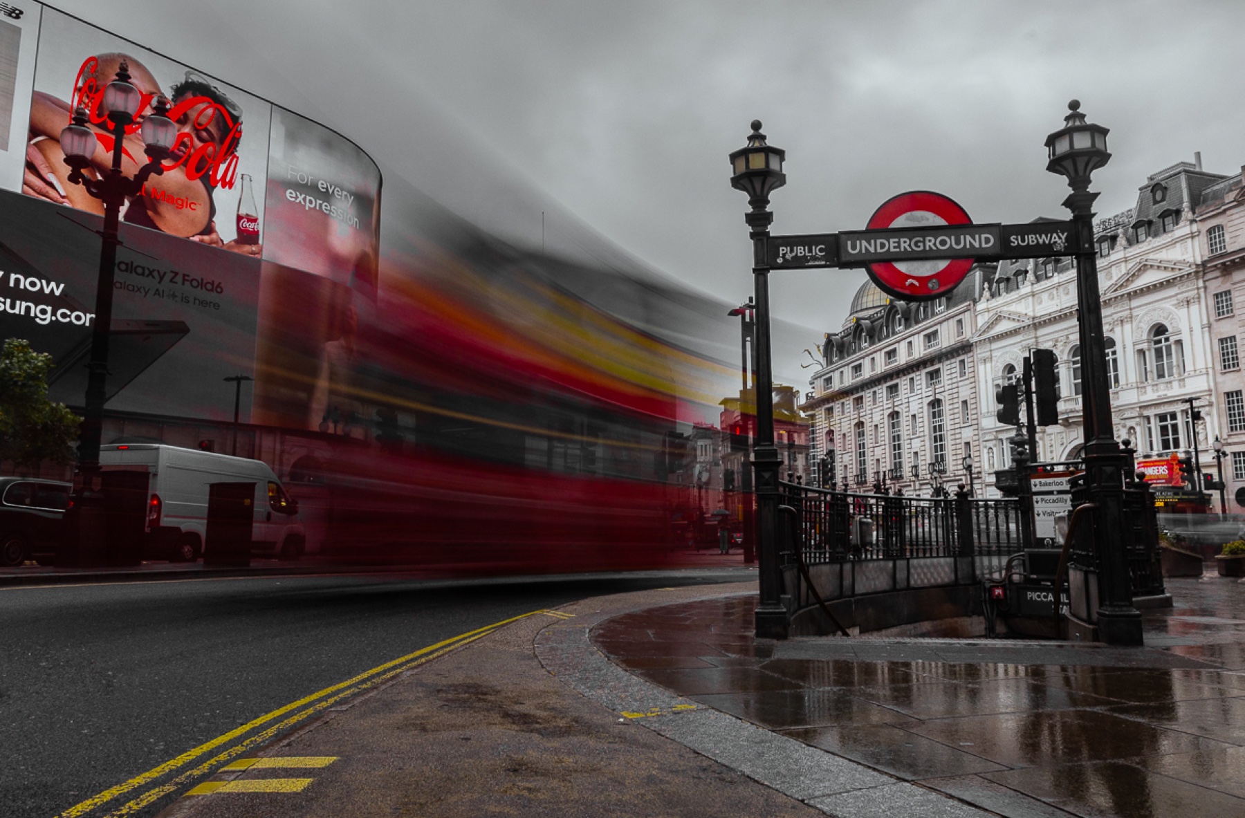Autobús rojo en movimiento en una calle de Londres