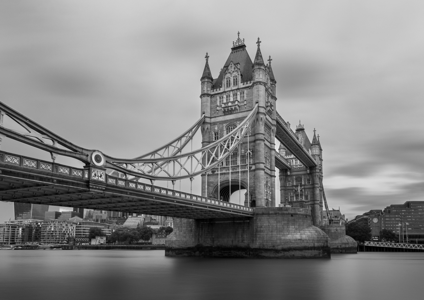 Puente monumental en blanco y negro